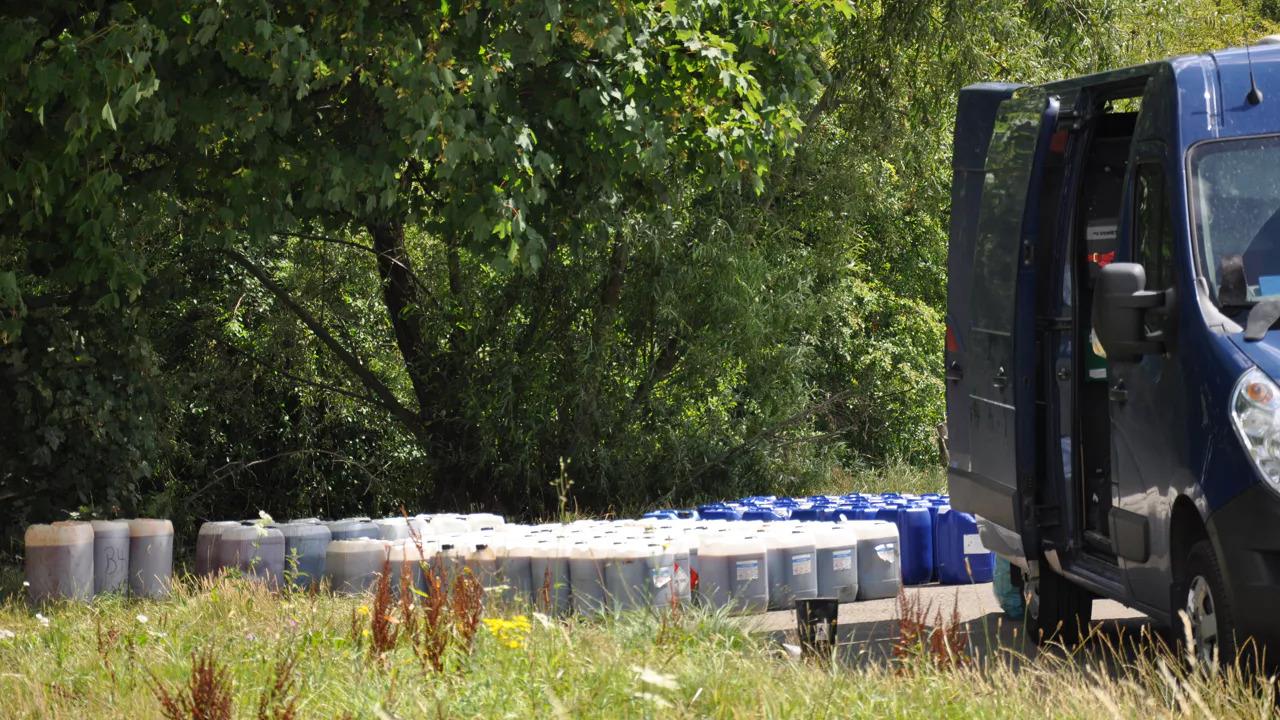 Meer dan 100 vaten met drugsafval gedumpt langs rivier Berwijn in Voeren
